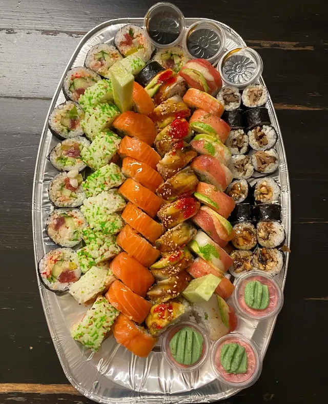 Sushi-Platte mit Saucen für ein Buffet