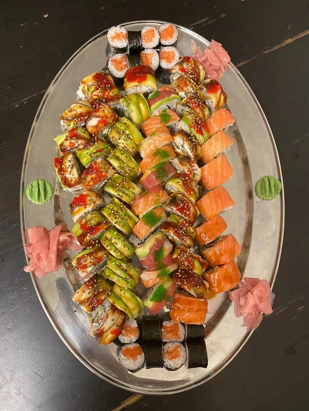 Eine große Sushi-Platte auf einem silbernen Tablett