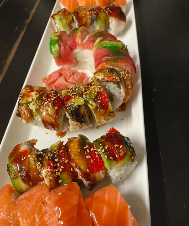 Lange Sushi-Platte für eine Feier